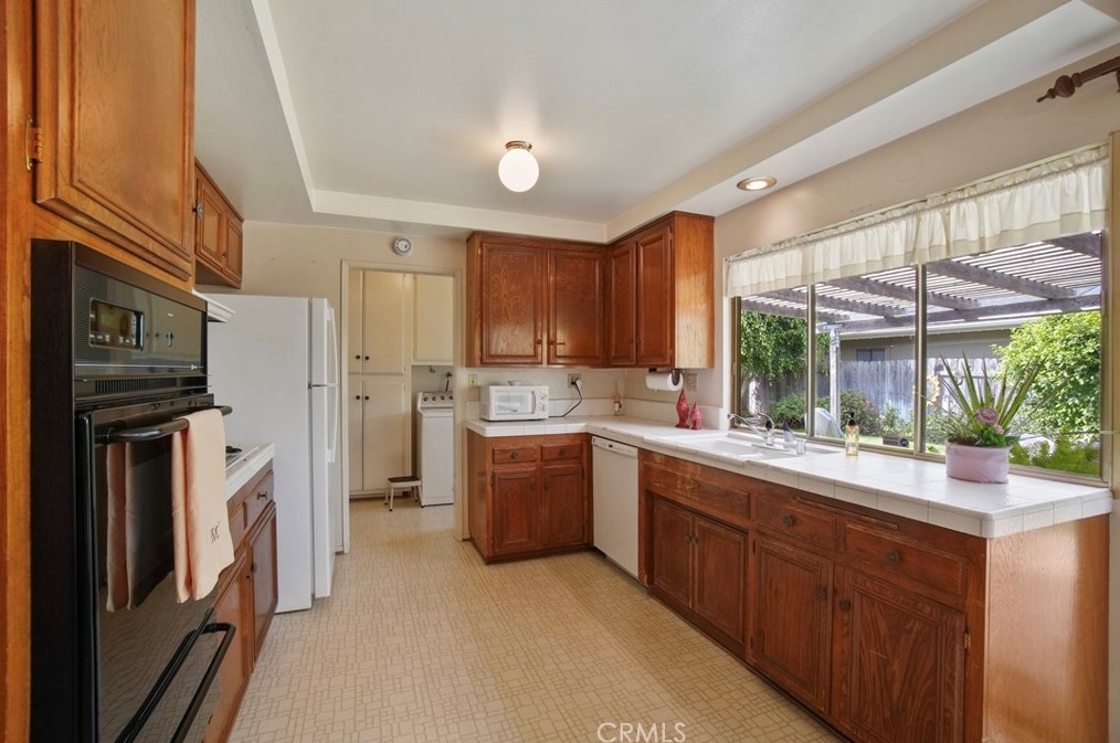 2218 Wright St, Santa Ana CA 92701-3240 exterior