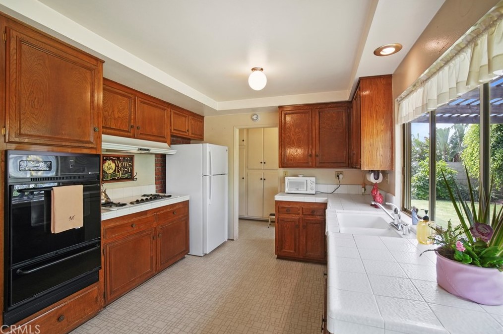 2218 Wright St, Santa Ana CA 92701-3240 exterior