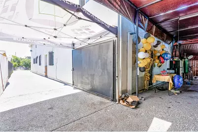 827 E 109th Place, Los Angeles, CA 90059 - Photo 6