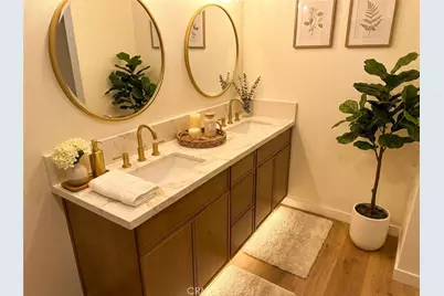 4239 S Raymond Avenue, Los Angeles, CA 90037 - Photo 8