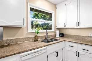 10502 S 8th Pl, Inglewood, CA 90303 - Photo 16