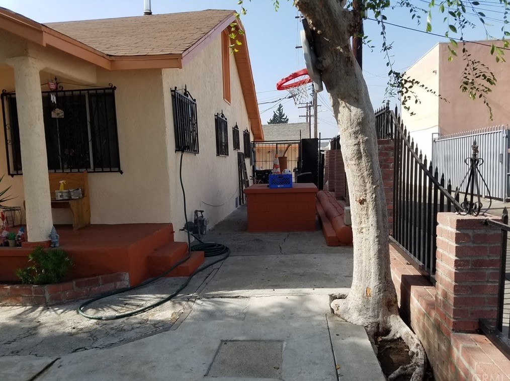 923 La Verne Ave, Los Angeles, CA 90022-3825