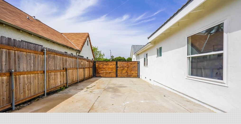 3002 73rd St, Los Angeles CA  90043-5337 exterior