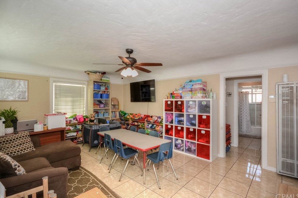 8923 Hooper Ave, Los Angeles, CA 90002-1722