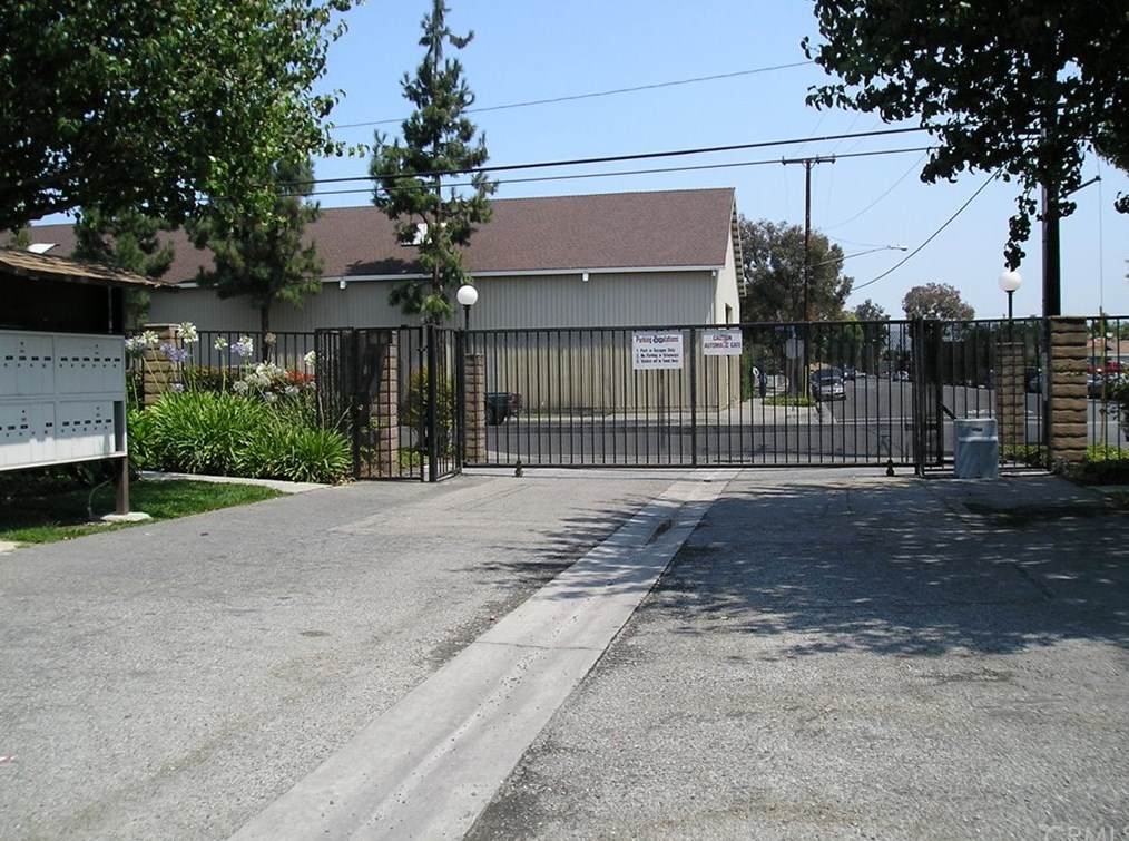8028 Harrison St, Paramount, CA 90723-5452