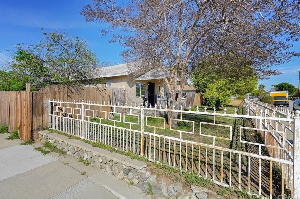 695 10th St, Pomona, CA 91766-3021