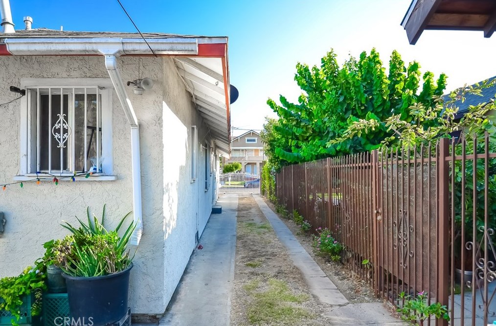265 45th St, Los Angeles CA  90011-3420 exterior