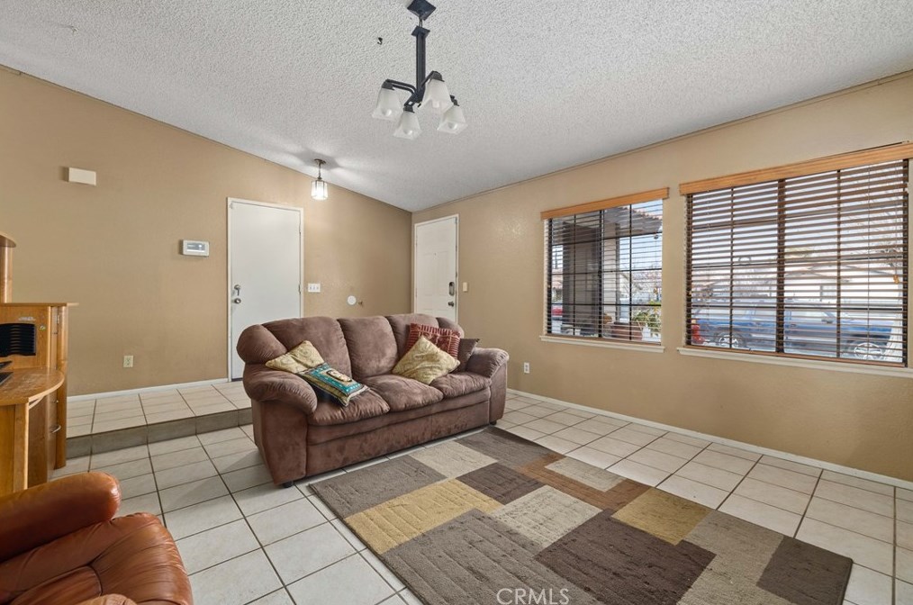 4554 Avenue, Palmdale, CA 93552-4480