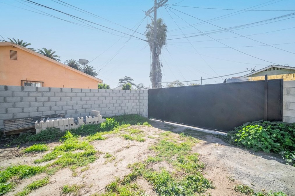 1544 57th St, Los Angeles CA  90011-5024 exterior