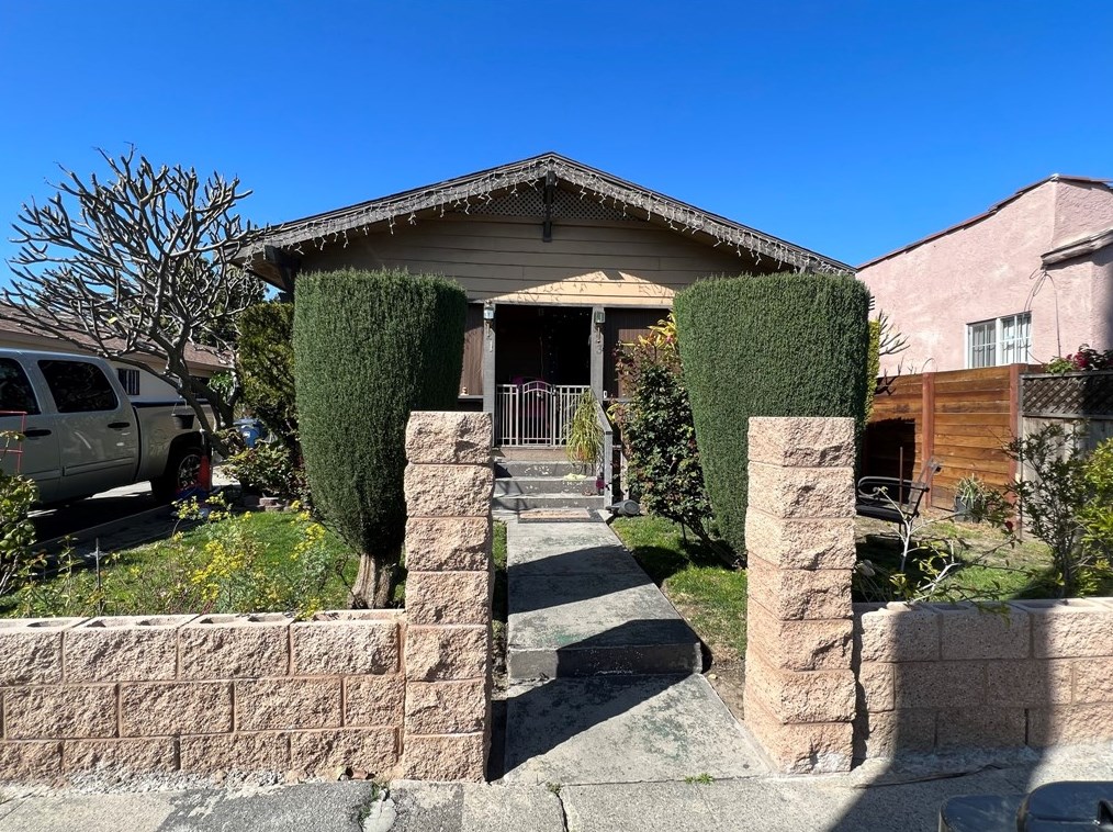 1221 78th St, Los Angeles, CA 90001-2939