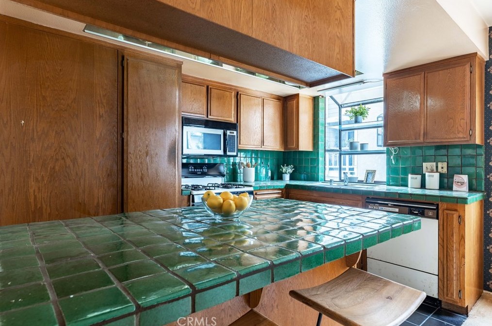 4658 Don Lorenzo Dr, Los Angeles CA  90008-4126 exterior