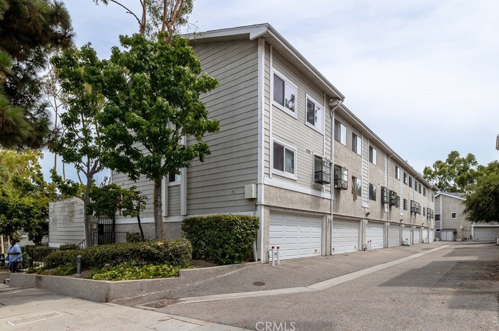 4658 Don Lorenzo Dr, Los Angeles CA  90008-4126 exterior