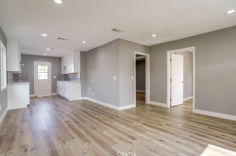 215 127th St, Los Angeles, CA 90061-2344