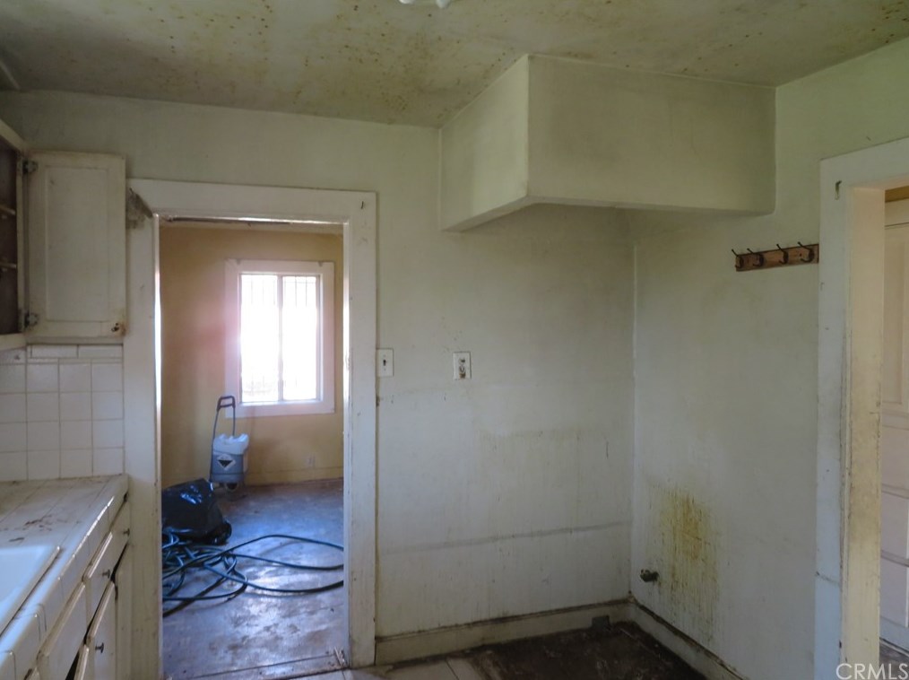 1226 Vernon Ave, Los Angeles CA  90011-3721 exterior