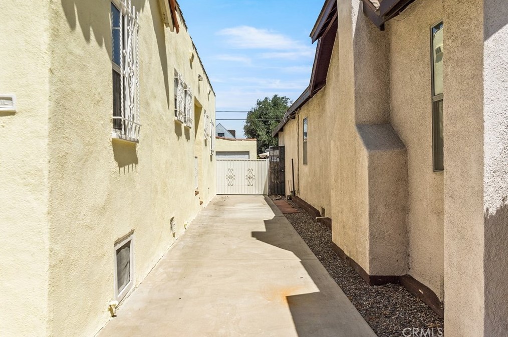 1927 82nd St, Los Angeles CA  90047-2645 exterior