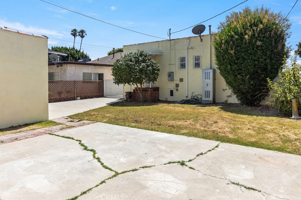 1927 82nd St, Los Angeles CA  90047-2645 exterior