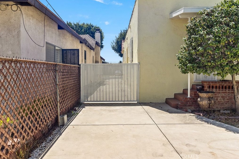 1927 82nd St, Los Angeles CA  90047-2645 exterior