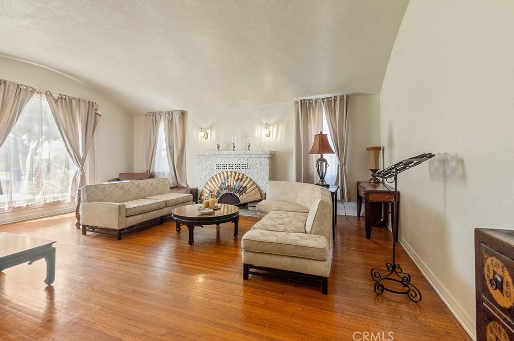 1927 82nd St, Los Angeles CA  90047-2645 exterior