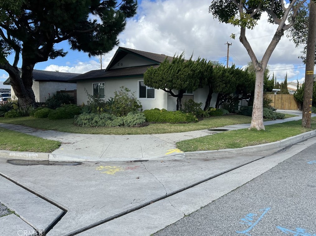 11547 206th St, Lakewood, CA 90715-1206