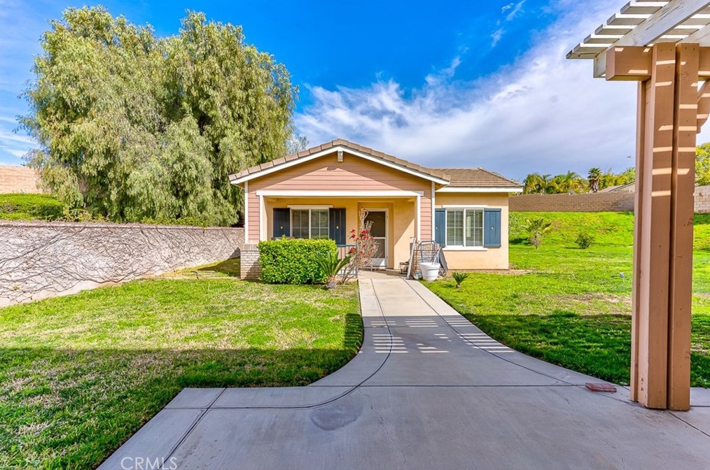 11147 Cornerstone Rd, Riverside CA  92503-0633 exterior