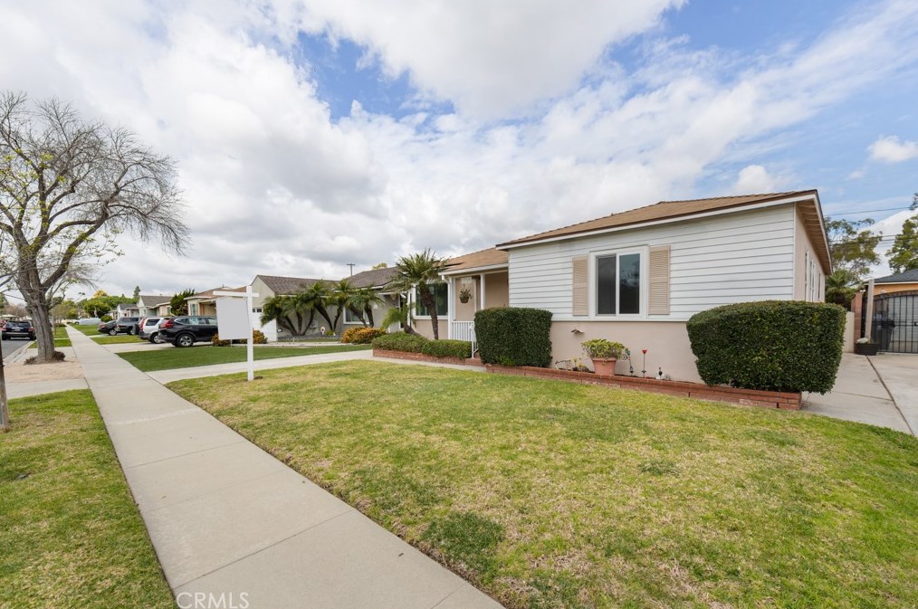 3719 Allred St, Lakewood, CA 90712-3526