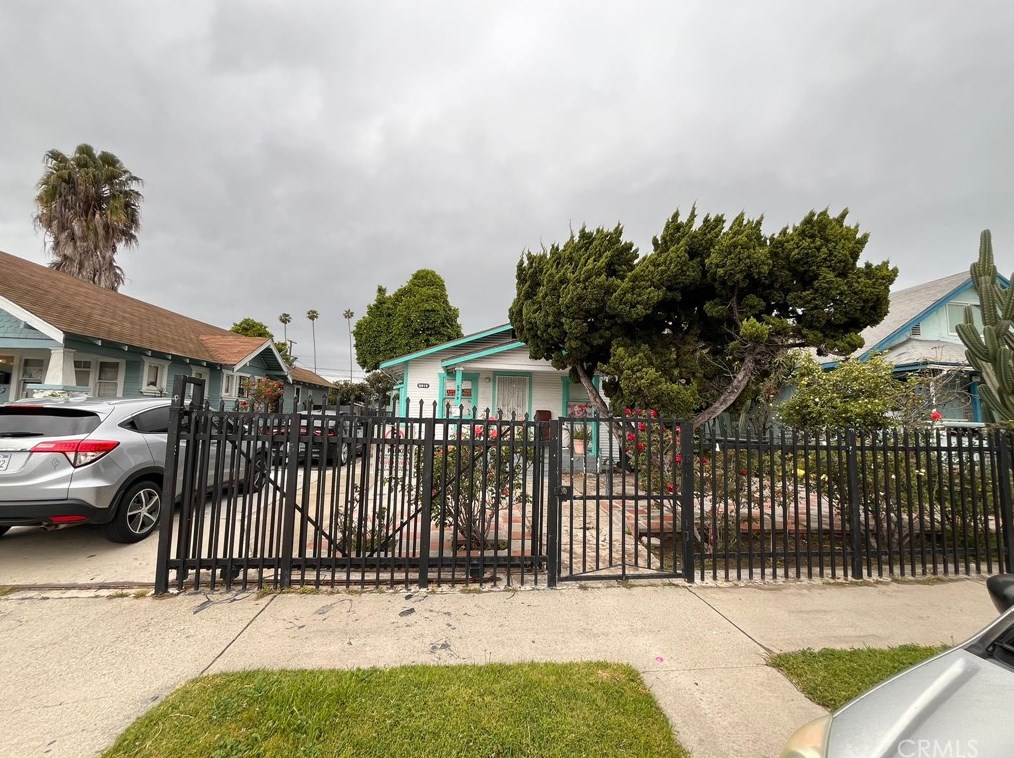 6019 Converse Ave, Los Angeles, CA 90001-1411