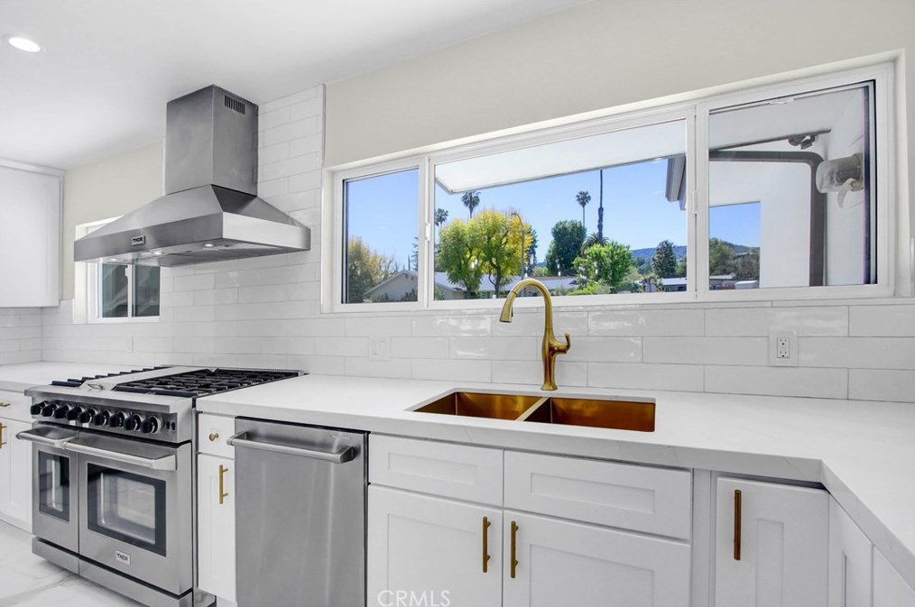 18871 Rosita St, Los Angeles CA  91356-5102 exterior