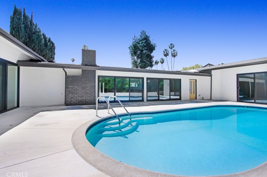 18871 Rosita St, Los Angeles CA  91356-5102 exterior