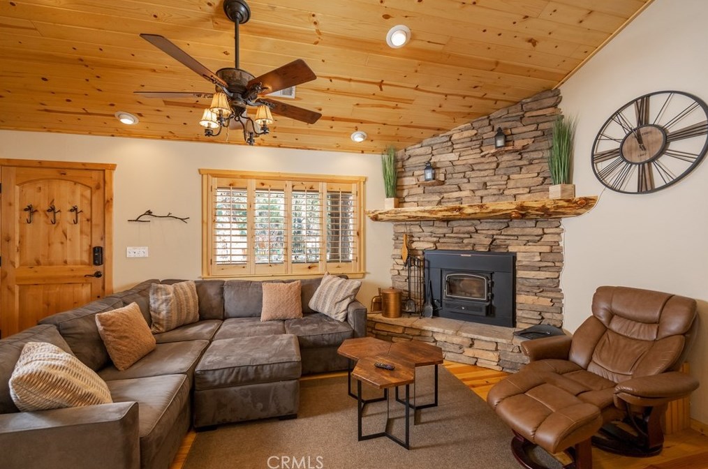 185 Hillen Dale Dr, Big Bear City, CA 92314