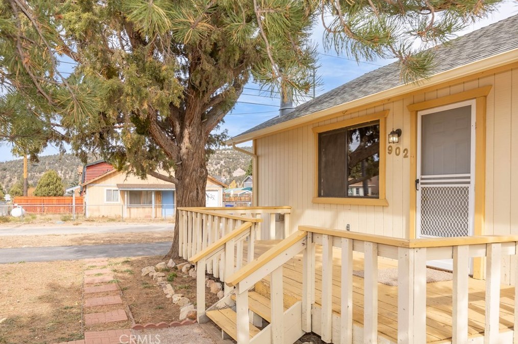 902 East Ln, Big Bear City, CA 92314