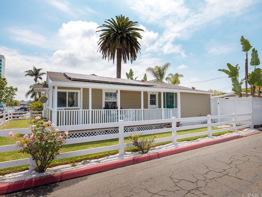 7822 Sycamore Dr, Huntington Beach, CA 92647-5877