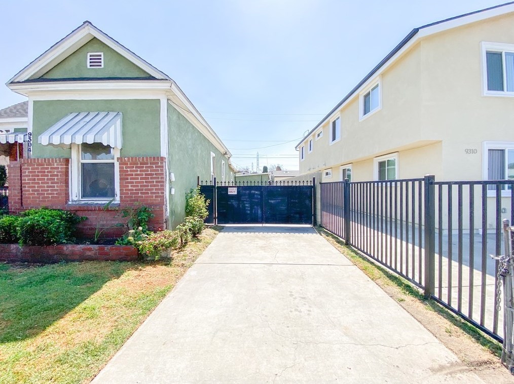 9304 Pace Ave, Los Angeles, CA 90002-2111