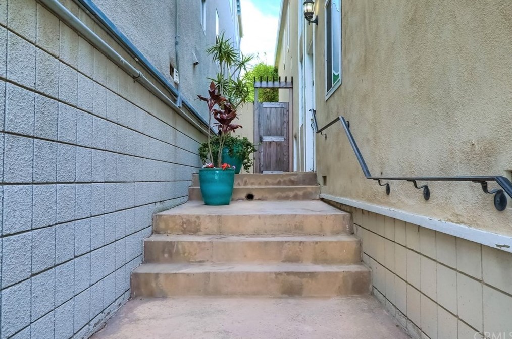 932 18th St, Hermosa Beach, CA 90254-3110