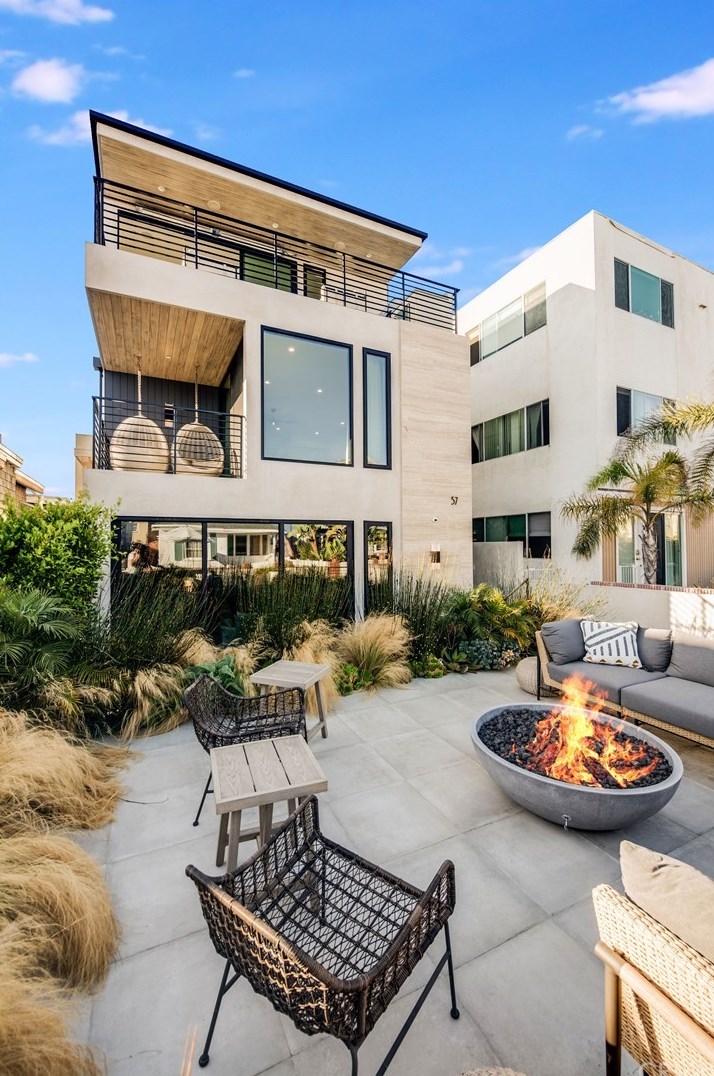 57 7th St, Hermosa Beach, CA 90254-4416
