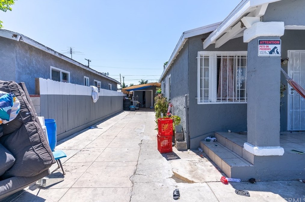 8131 Holmes Ave, Los Angeles, CA 90001-3438