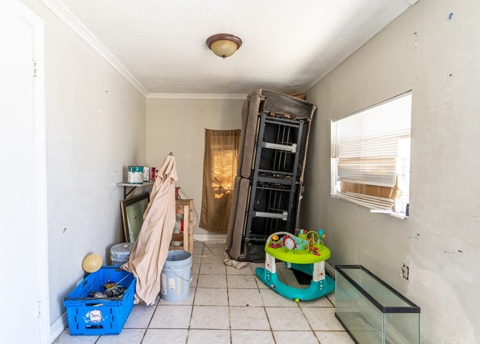 8131 Holmes Ave, Los Angeles CA 90001-3438 exterior