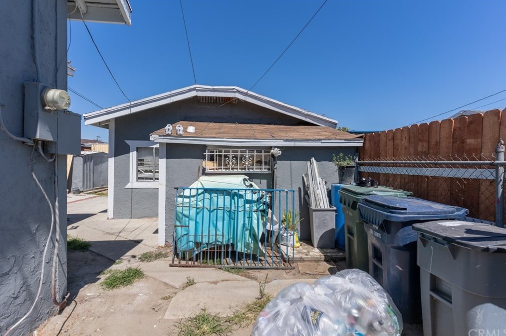 8131 Holmes Ave, Los Angeles CA 90001-3438 exterior