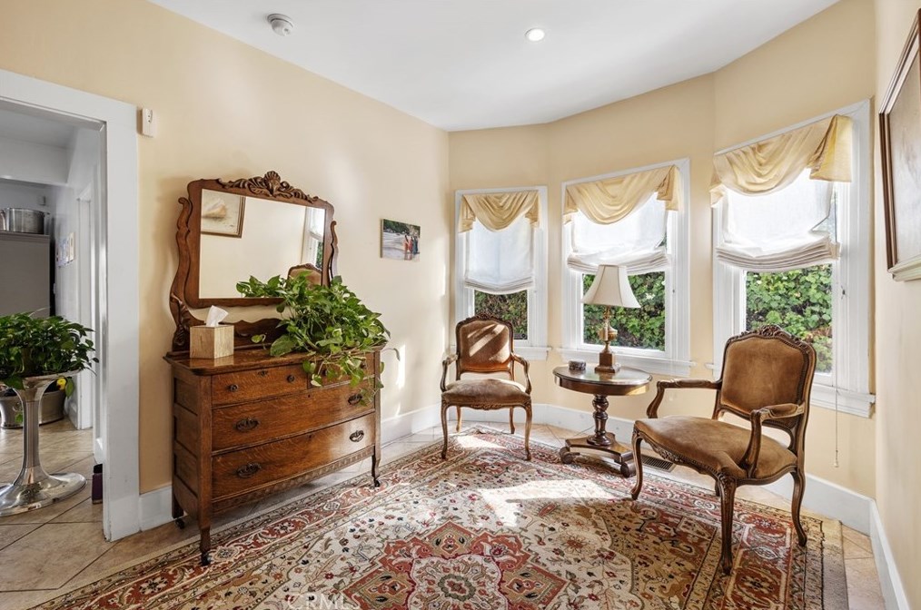 2754 Kenwood Ave, Los Angeles CA  90007-2106 exterior