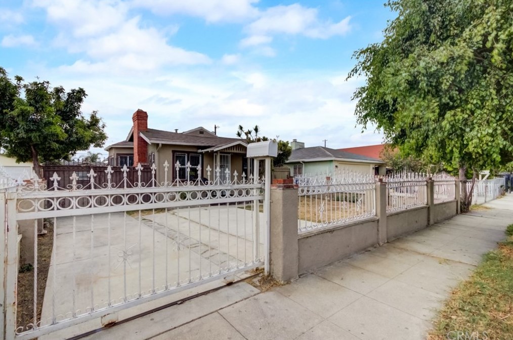 830 106th St, Los Angeles, CA 90044-4438