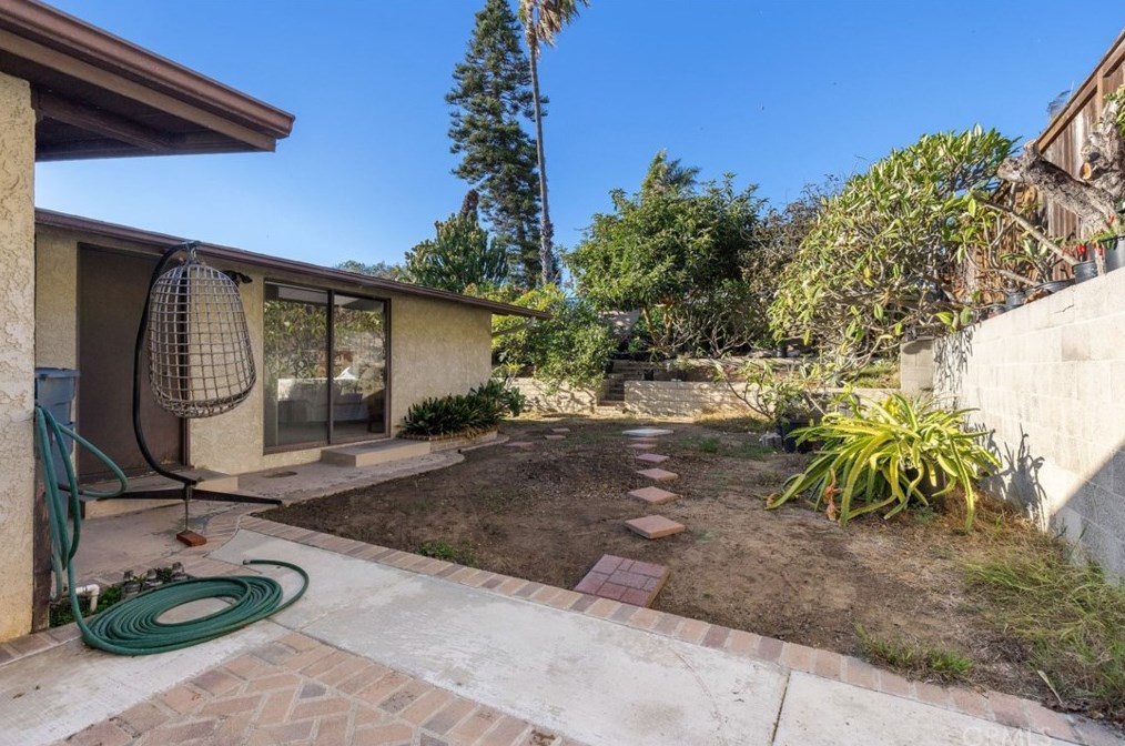 621 25th St, Hermosa Beach, CA 90254-2211