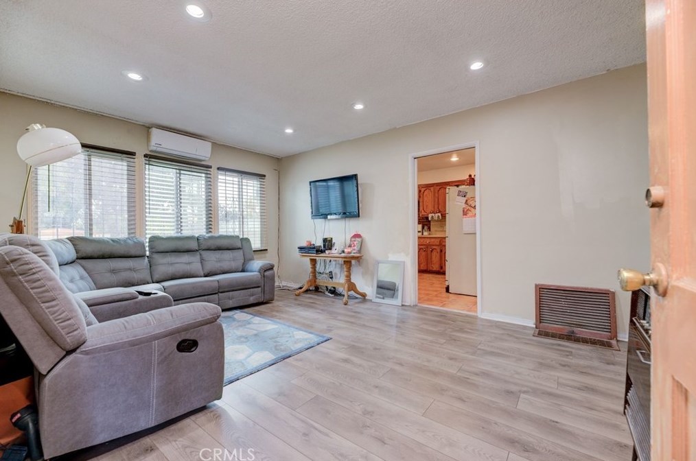1438 W Magnolia St, Compton, CA 90220