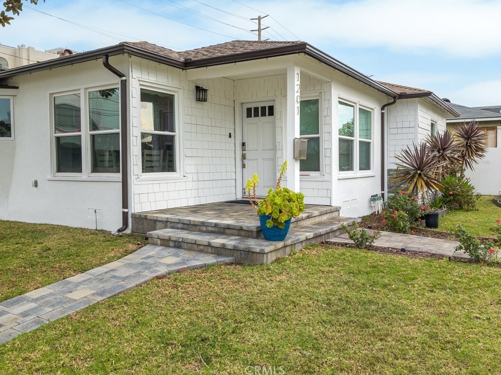 1201 Acacia Ave, El Segundo CA 90245-2017 exterior