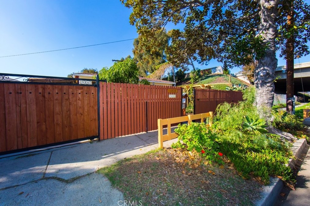 11715 San Pedro St, Los Angeles, CA 90061-2435