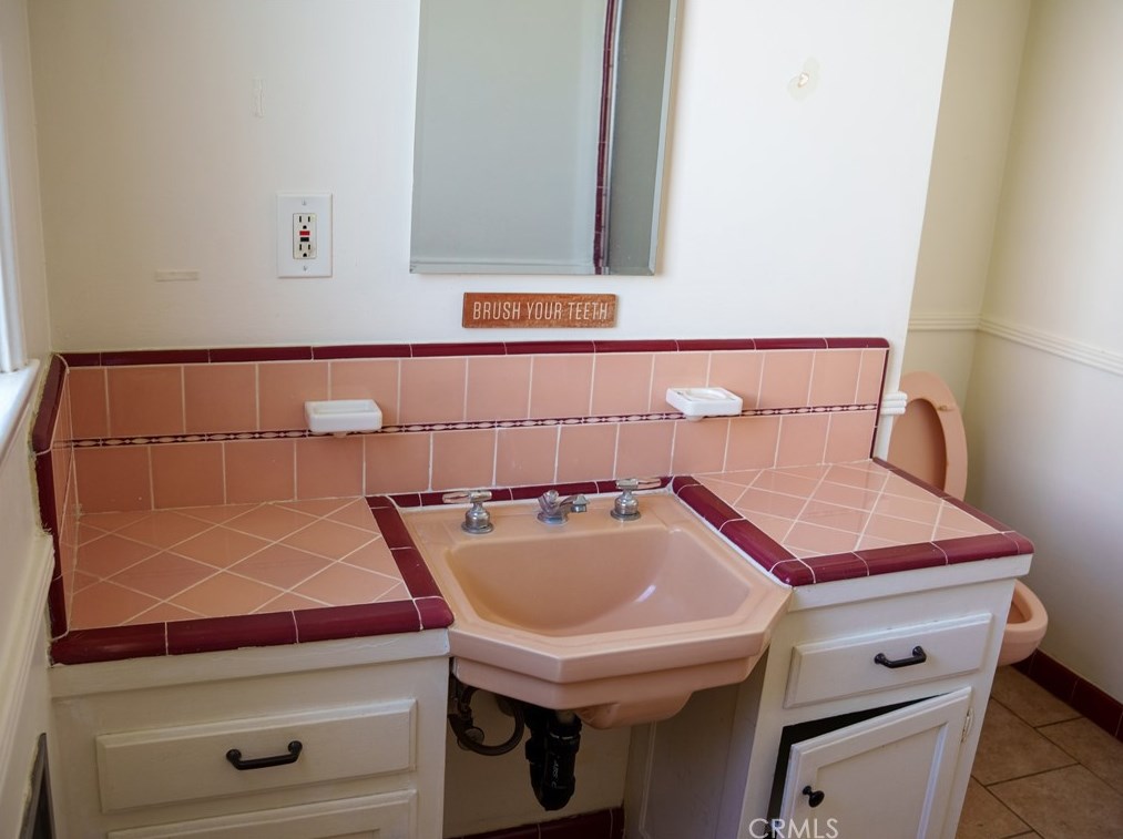 8461 Truxton Ave, Los Angeles CA  90045-3920 exterior