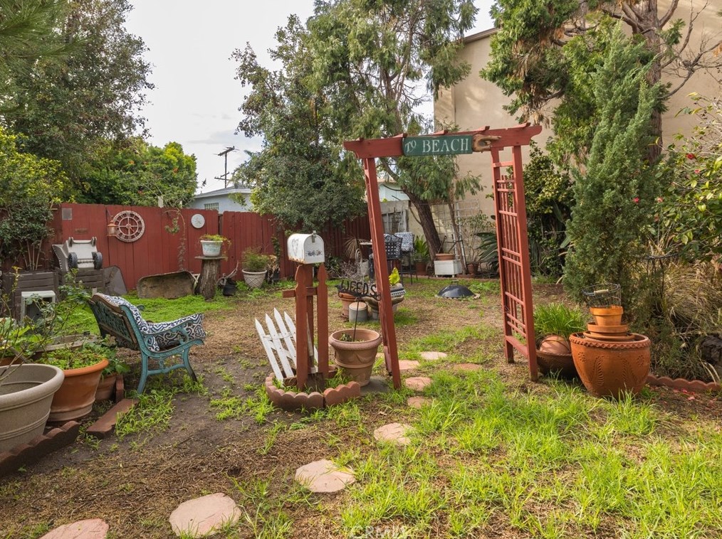 947 Virginia St, El Segundo CA  90245-2153 exterior