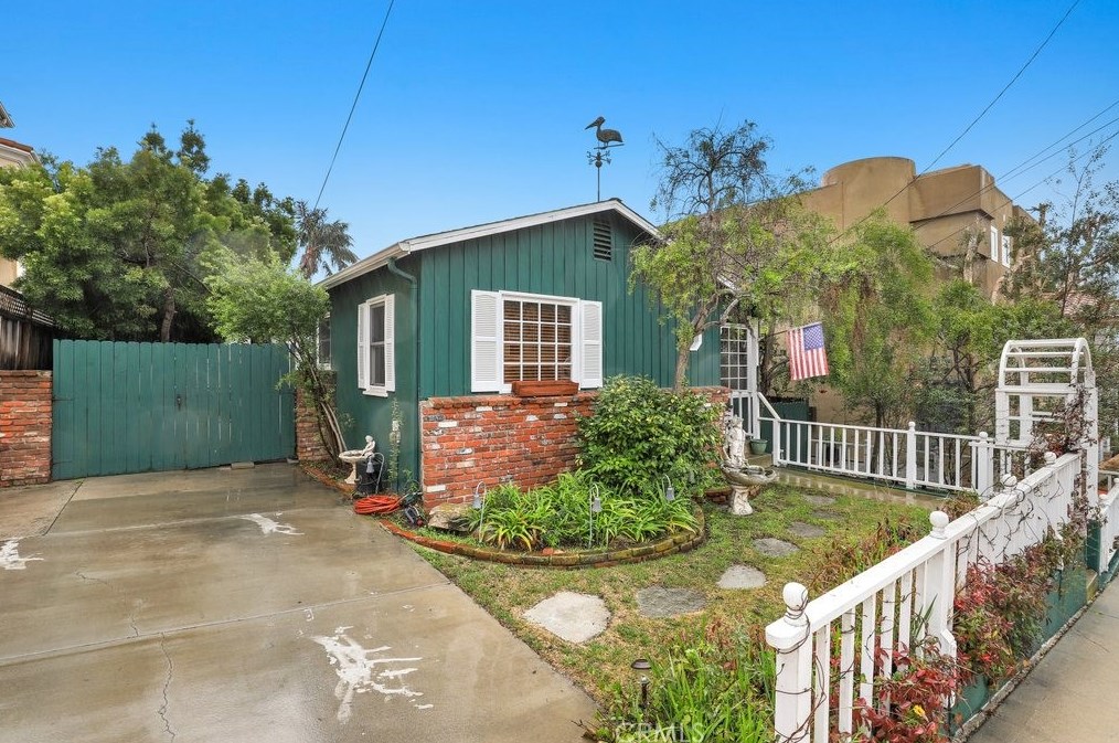 620 9th St, Hermosa Beach, CA 90254