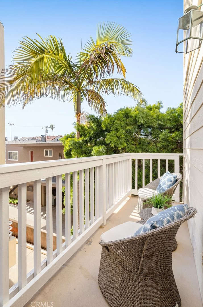 1113 Valley Dr, Hermosa Beach, CA 90254-3844