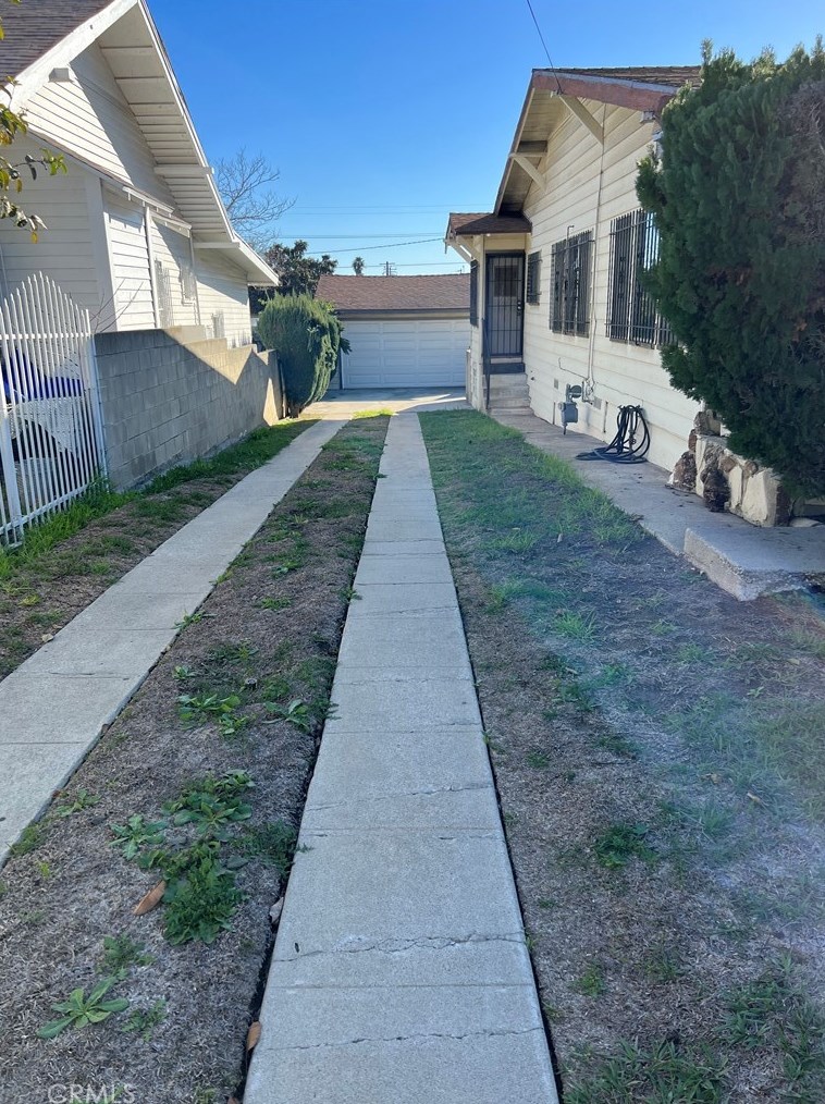 236 127th St, Los Angeles CA  90061-2345 exterior