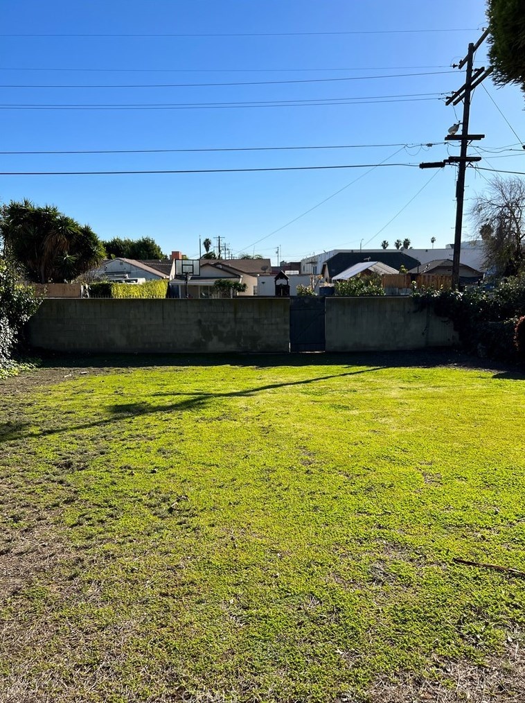 236 127th St, Los Angeles CA  90061-2345 exterior