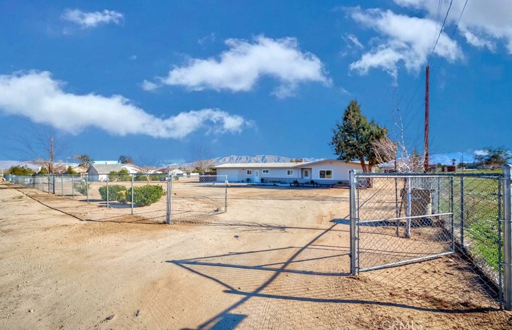 18151 Cherry St, Hesperia, CA 92345-5517